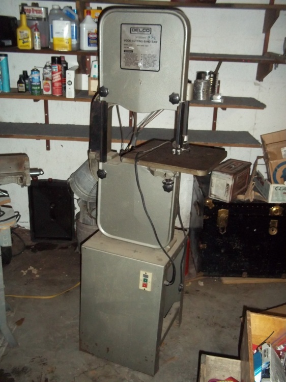 lot 114 image: Delco 14 Wood cutting band saw