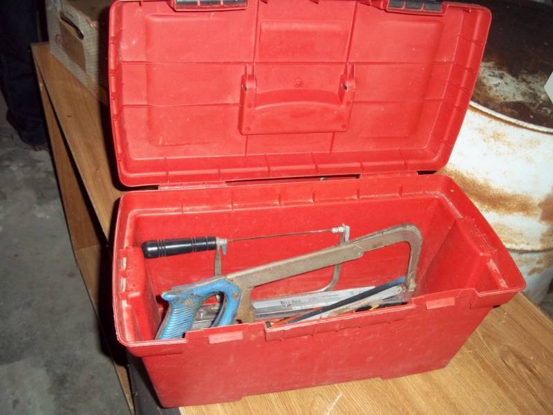 lot 120 image: Tool box with hack saw and blades