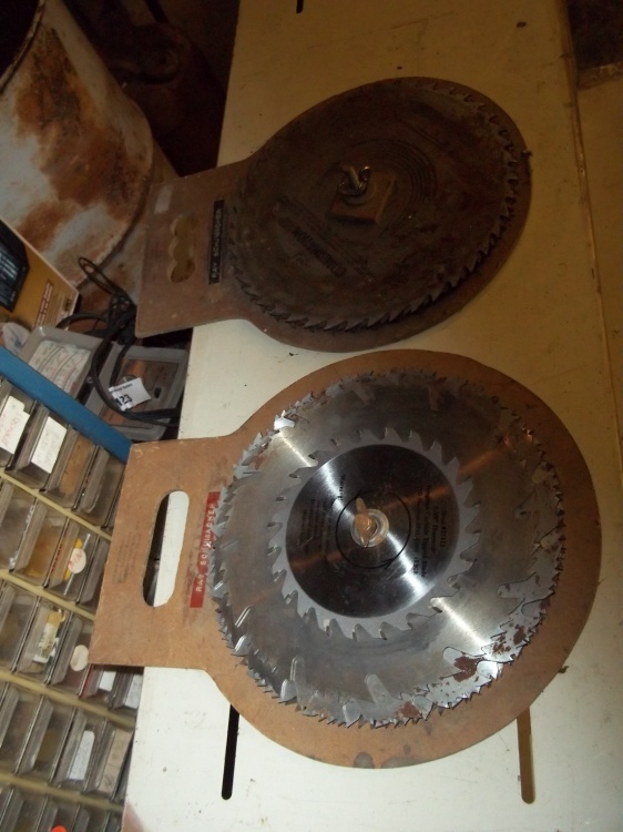 lot 128 image: Lot of saw blades with holders