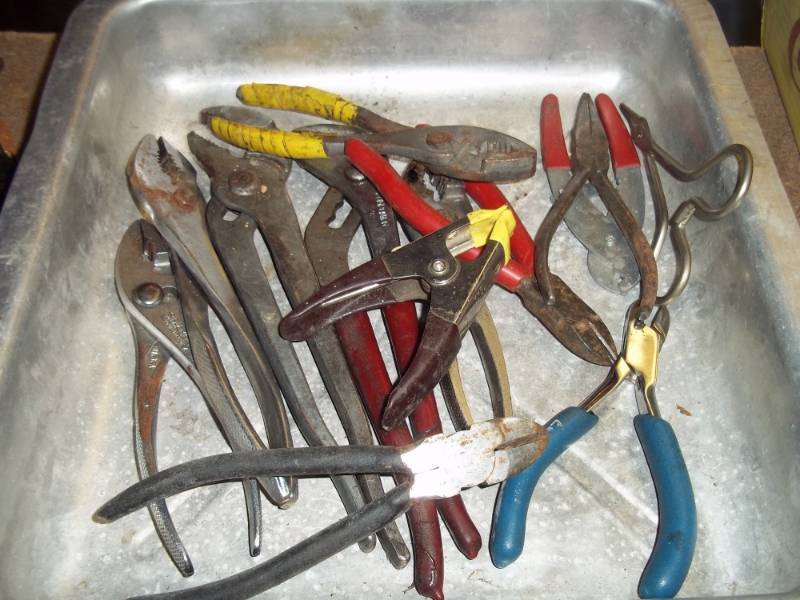 lot 138 image: Bin of pliers