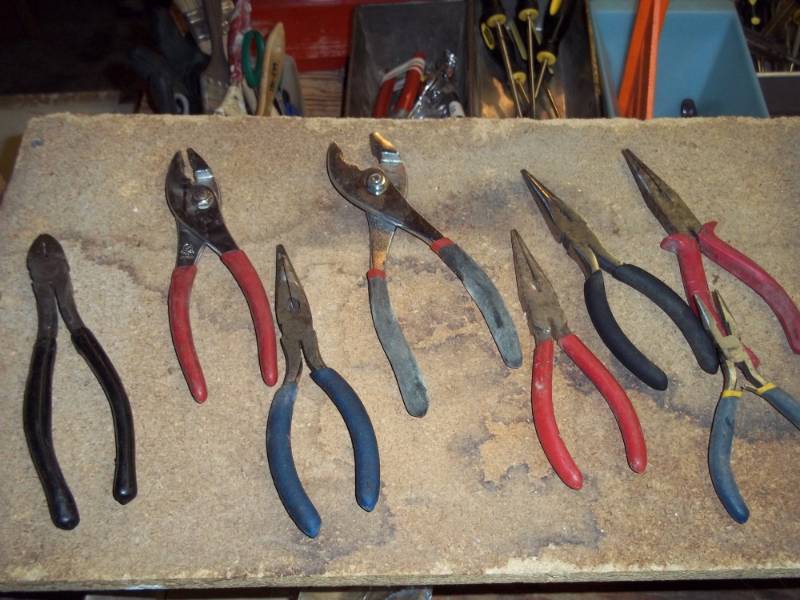 lot 140 image: Lot of pliers