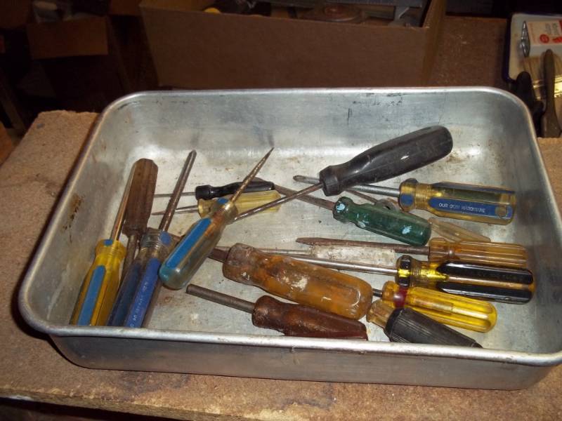 lot 145 image: Bin of screw drivers