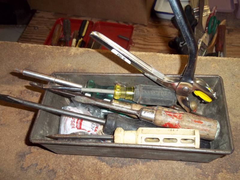 lot 146 image: Bin of screwdrivers, snap tool