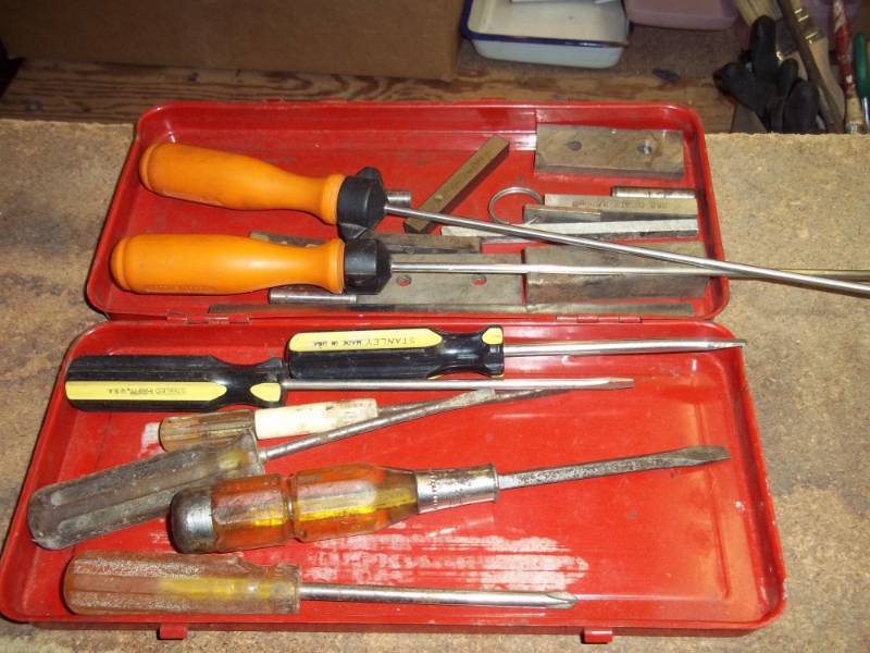 lot 147 image: Tool case with screw drivers