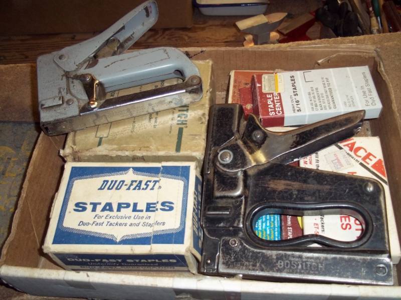 lot 149 image: Box with 2 staple guns with staples