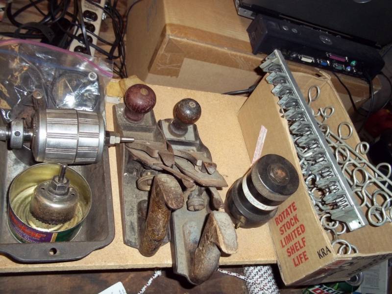 lot 152 image: Pair of planers, tool holders, etc