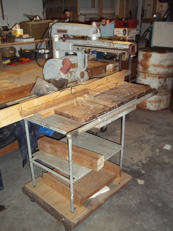 lot 162 image: Delta Vintage Radial saw with rolling table
