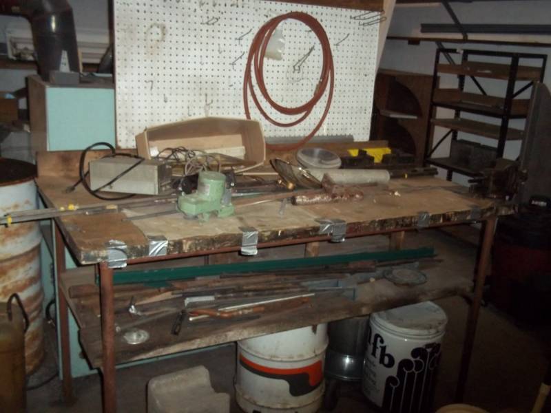 lot 167 image: Work bench 64 x 33 x 37  with all contents including vise
