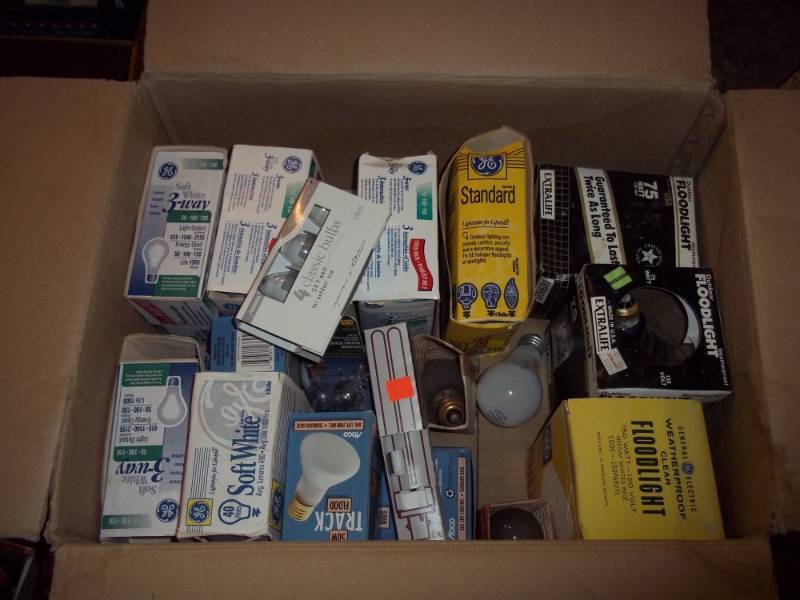 lot 174 image: Box of light bulbs