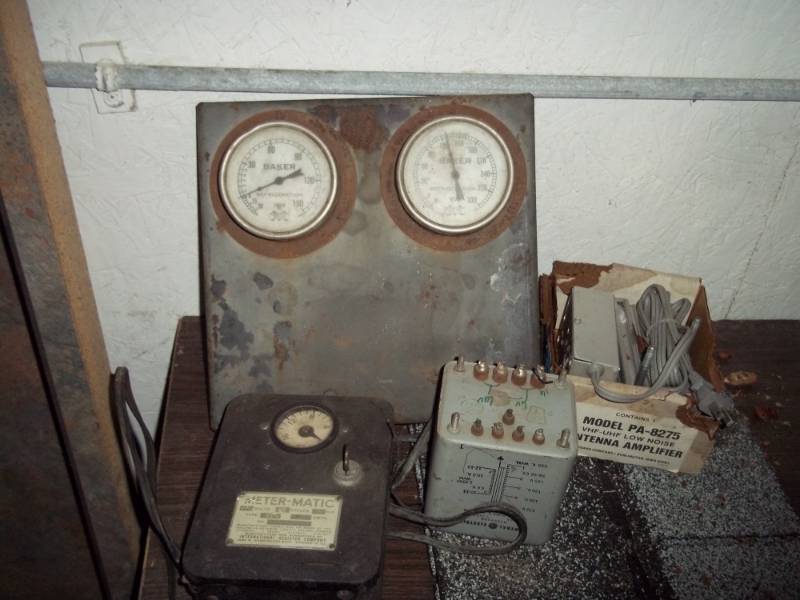 lot 191 image: Vintage regulators and gauges