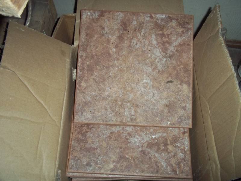 lot 192 image: Box of floor tile 12 x 12