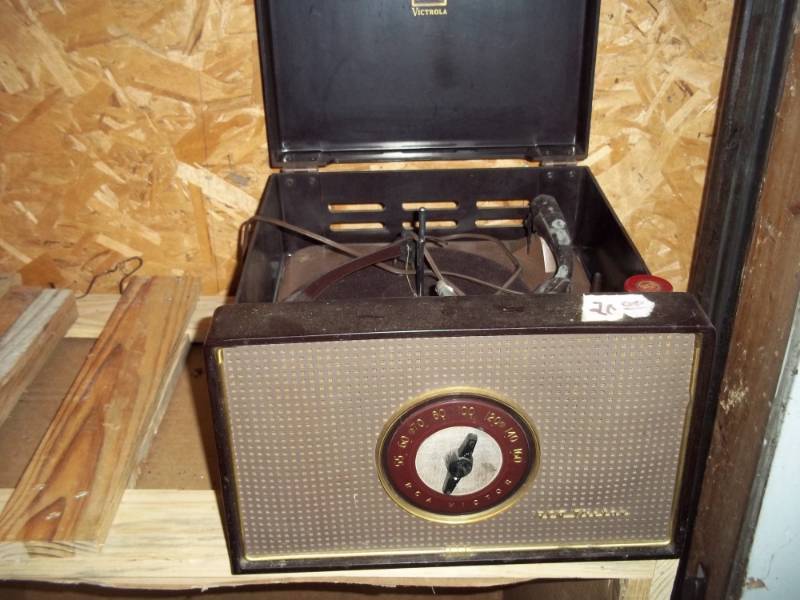 lot 193 image: Vintage Victrola radio and phonograph