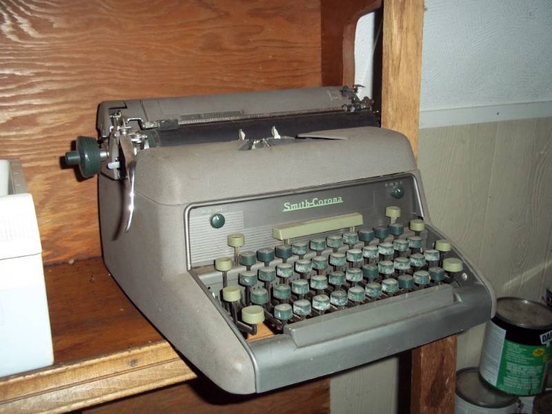 lot 196 image: Vintage Smith Corona Manual Typewriter
