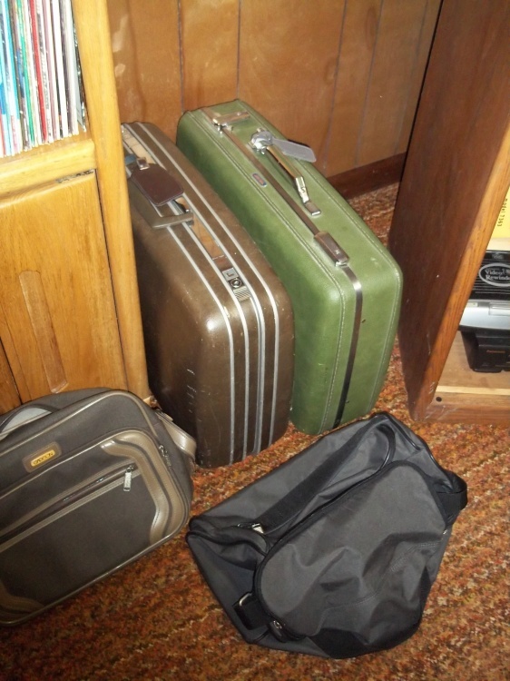 lot 218 image: Suit cases and duffle bags