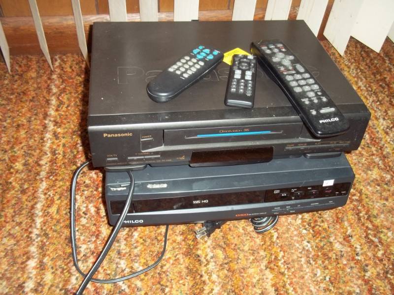 lot 221 image: 2 VHS Players