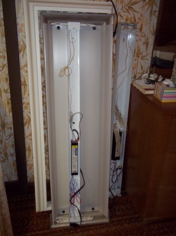 lot 227 image: Fluorescent Ceiling light