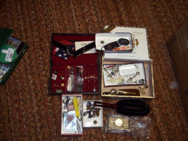 lot 230 image: Costume jewelry, shoe horns, key chains, etc
