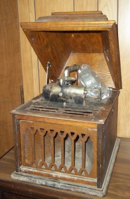 lot 234 image: Antique Edison Phonograph