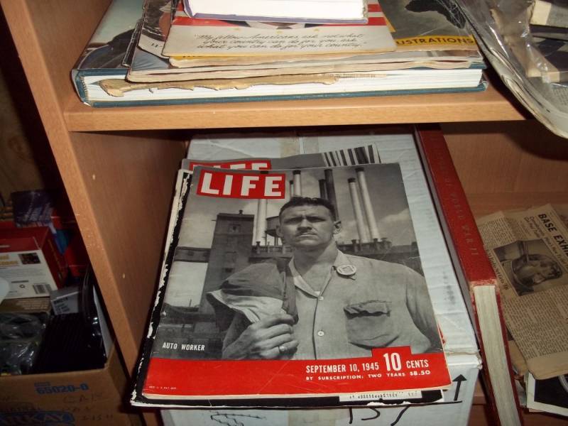 lot 247 image: Lot of vintage newspapers, magazines, bocks