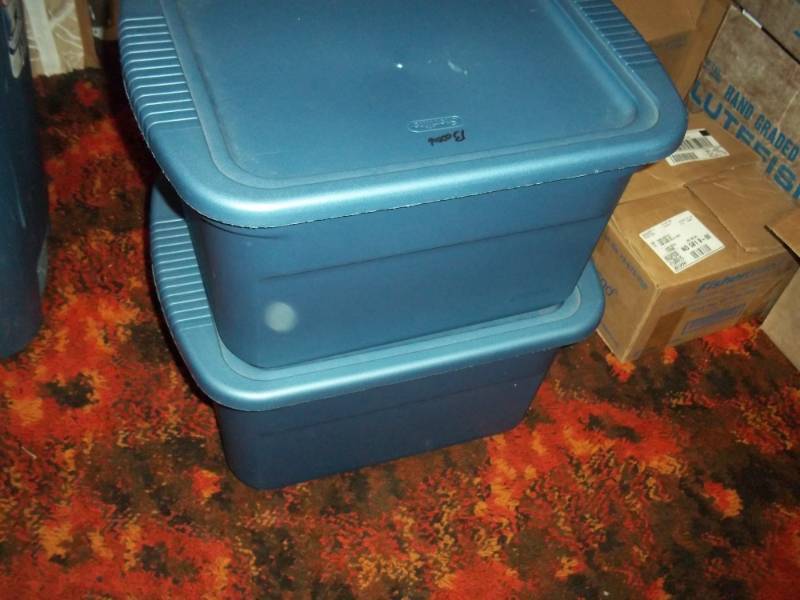 lot 250 image: 2 blue totes with lids