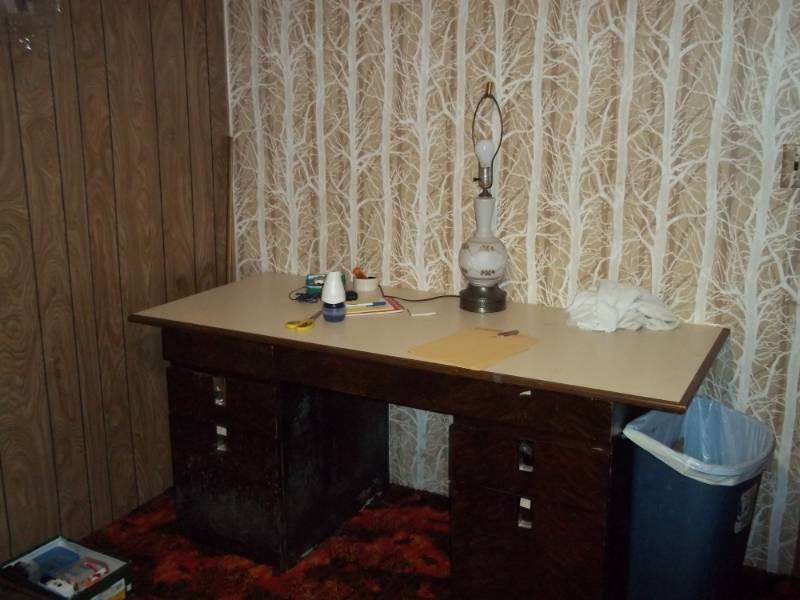lot 256 image: Desk with lamp