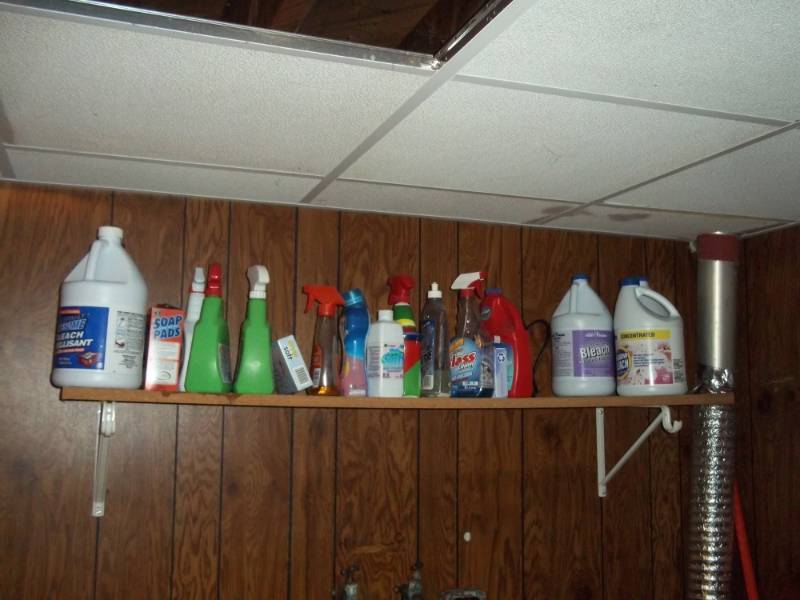 lot 271 image: Shelf of cleaning supplies