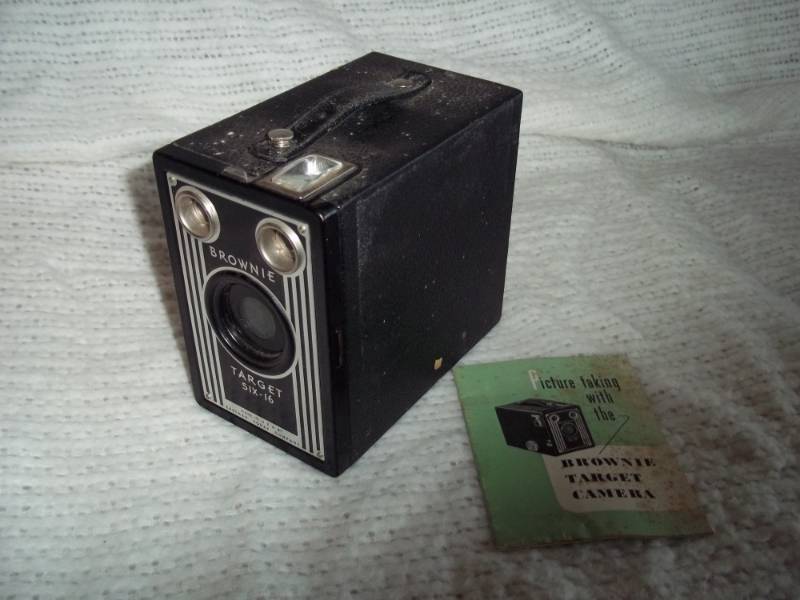 lot 274 image: Kodak Brownie Target 6-16 Camera with original manual