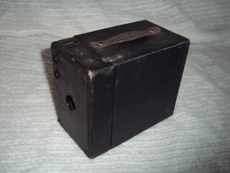 lot 275 image: Kodak No. 2 Brownie Model B camera