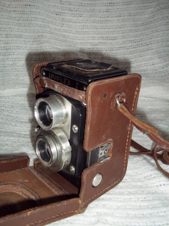 lot 278 image: Universal Camera Corp   TLR camera with leather case