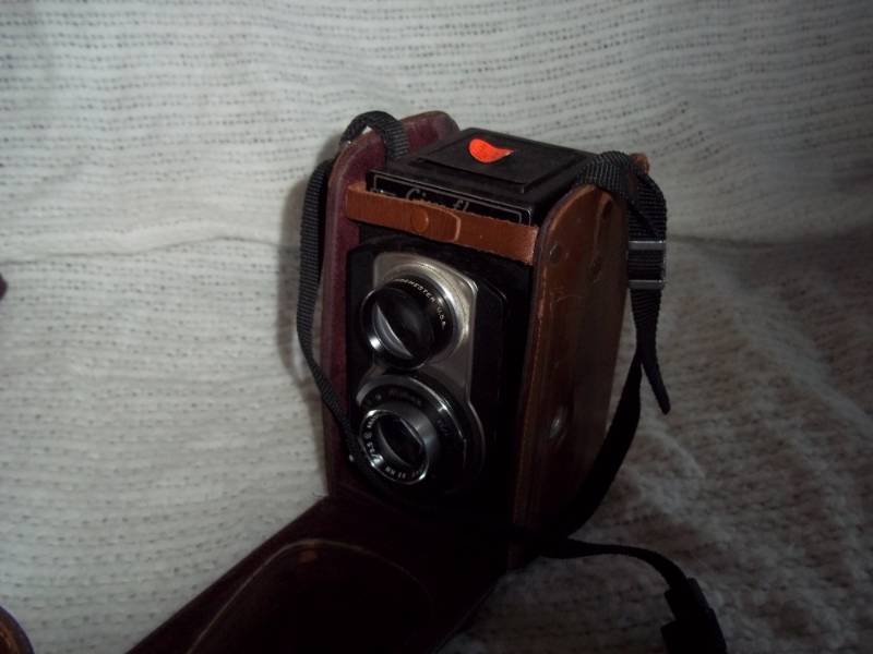 lot 279 image: Ciro flex Tlr camera with leather case
