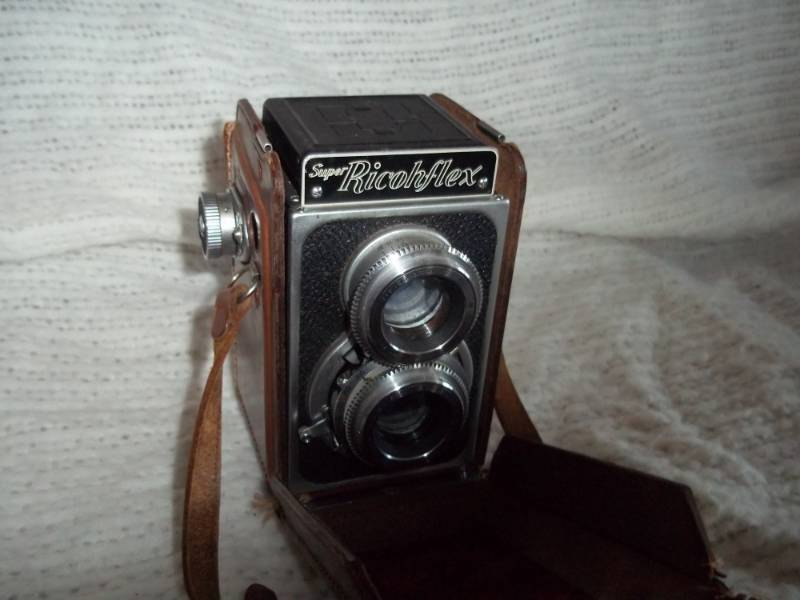 lot 280 image: Richoflex TLR camera with leather case