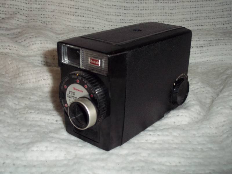 lot 287 image: Kodak Brownie Fun saver 8mm movie camera