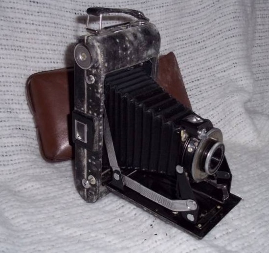 lot 295 image: Kodak Vigilant six-16 kodak No. 1 in full leather case