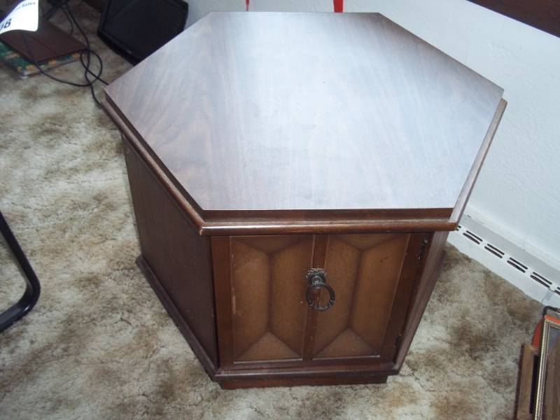lot 308 image: End table