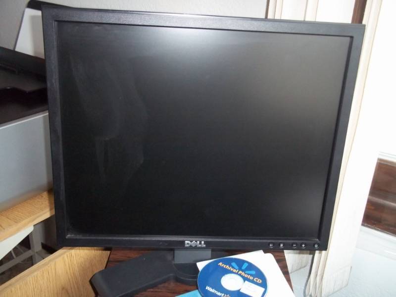 lot 315 image: 19 Dell monitor