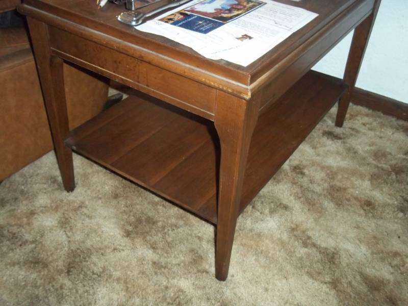 lot 318 image: End Table matches 317 does not include contents