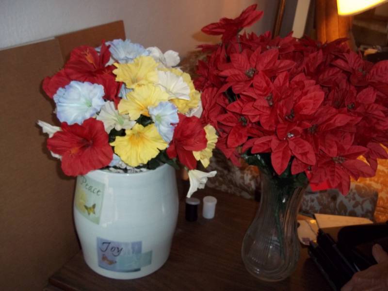 lot 319 image: 2 vases with flowers