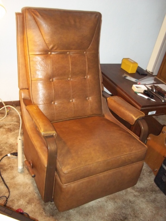 lot 323 image: Vintage Leather Recliner