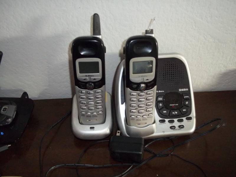 lot 328 image: Uniden cordless phone system