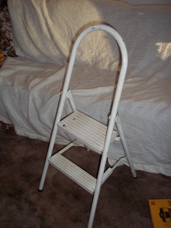 lot 332 image: Folding Step Stool
