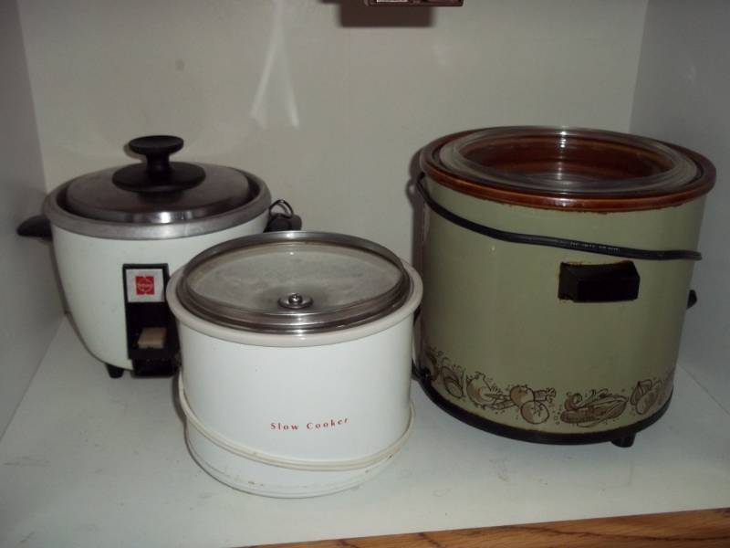 lot 336 image: 2 Crock pots and rice maker