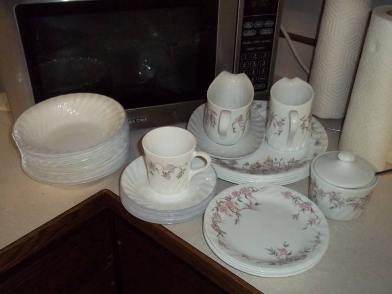 lot 341 image: Corelle Ware set   Flower design  set of 8 less 2 dinner plates