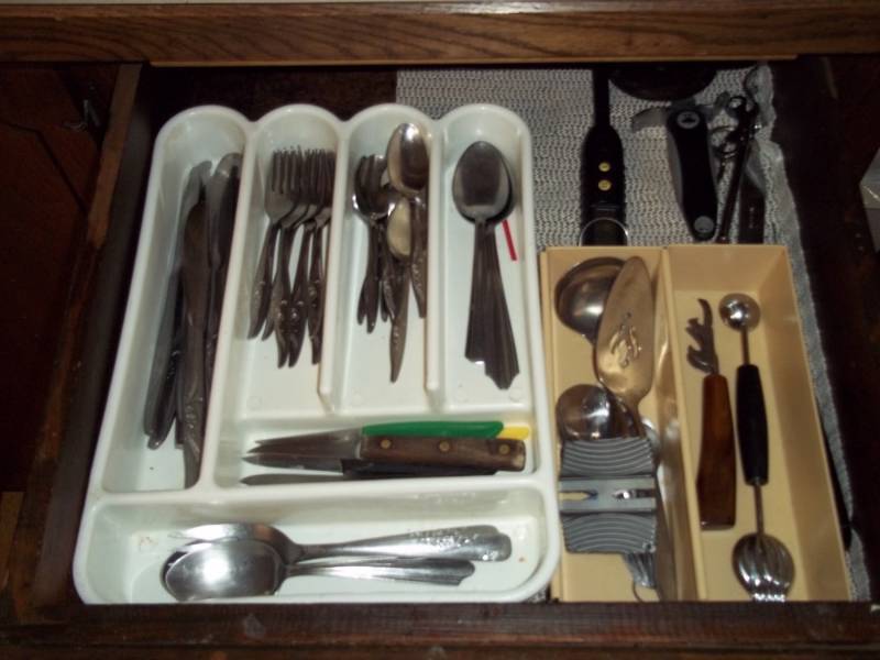 lot 342 image: Drawer of assorted silverware