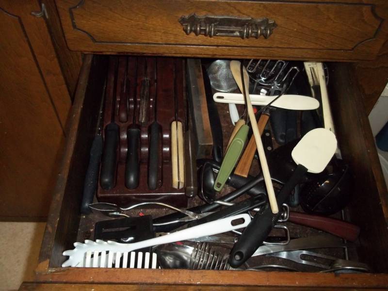 lot 343 image: Drawer of cooking utensils and knife set