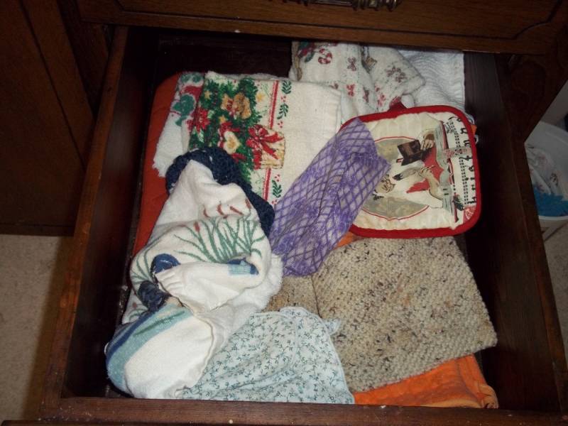 lot 344 image: Drawer of kitchen towels and pot holders