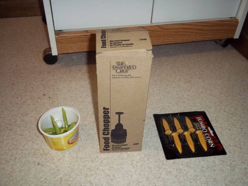 lot 347 image: Pampered Chef chopper and cob holders