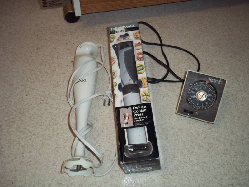 lot 348 image: Deluxe cookie press, timer, Immersion blender