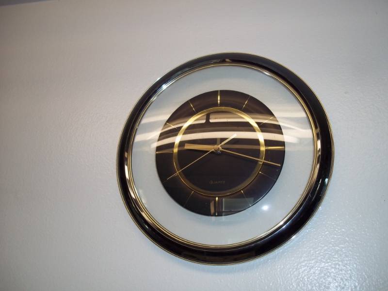 lot 352 image: Round wall clock