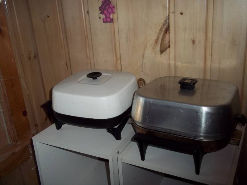lot 359 image: Pair of electric Fry pans