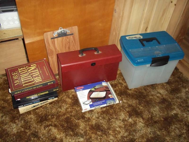 lot 364 image: Storage tote, desk organizer, books, portable file
